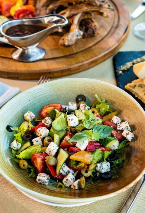 original griechischer Salat mit Schafkäse und Oliven