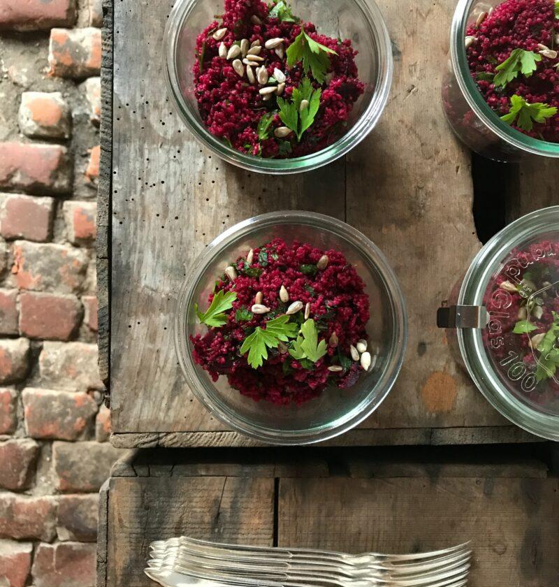 roter Beete Salat roh als frische und gesunde Beilage