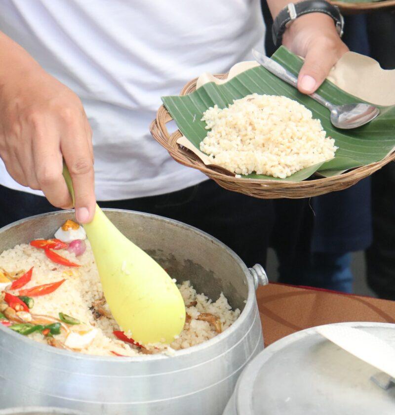 traditionelles Nasi Kuning Reisgericht aus Indonesien